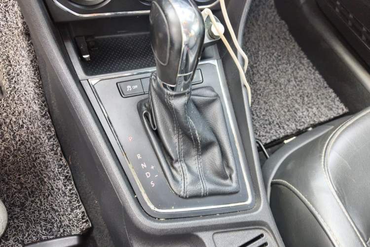 Used Volkswagen Lavida 2015 1.6L Automatic Comfort Edition Gear Lever