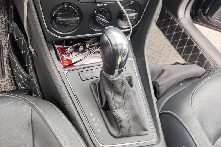 Used Volkswagen Lavida 2015 1.6L Automatic Comfort Edition Gear Lever