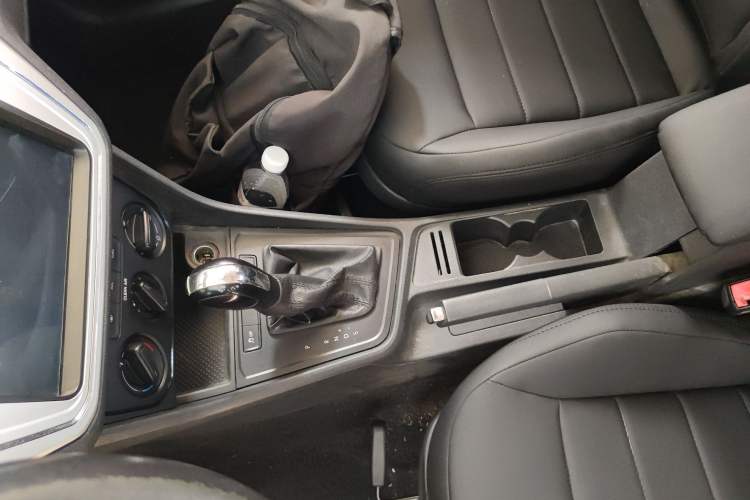 Used Volkswagen Lavida 2015 1.6L Automatic Fashion Edition Gear Lever