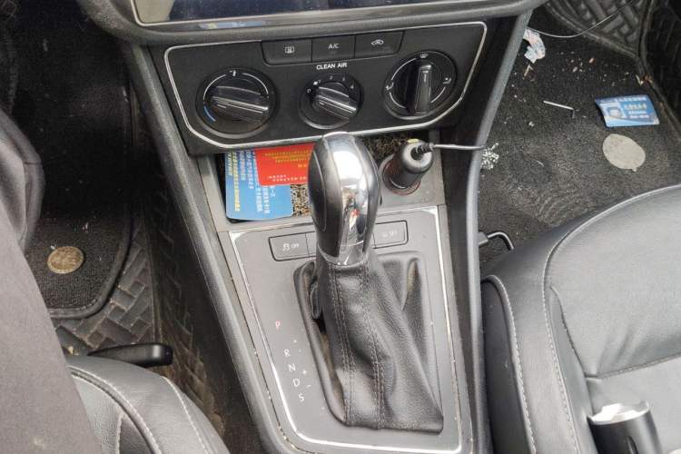 Used Volkswagen Lavida 2015 1.6L Automatic Comfort Edition Gear Lever