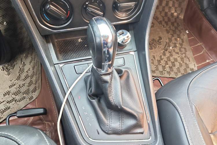 Used Volkswagen Lavida 2015 1.6L Automatic Comfort Edition Gear Lever