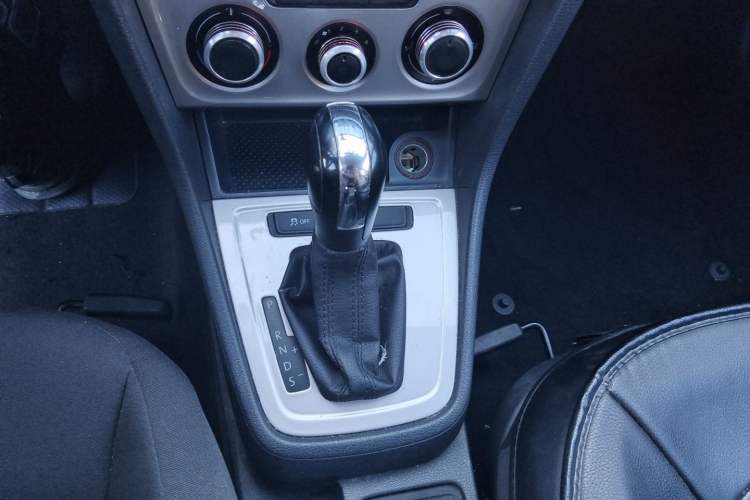 Used Volkswagen Lavida 2015 1.6L Automatic Fashion Edition Gear Lever