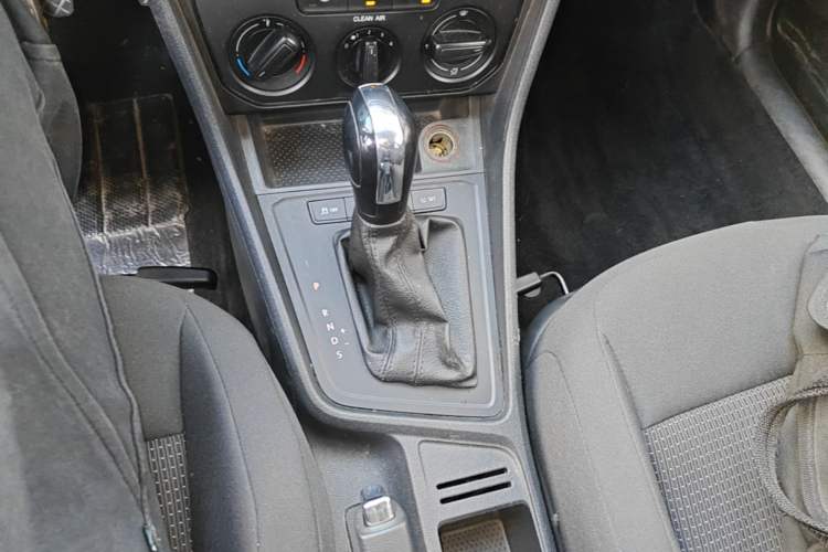 Used Volkswagen Lavida 2015 1.6L Automatic Fashion Edition Gear Lever