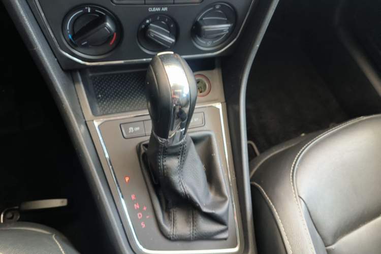 Used Volkswagen Lavida 2015 1.6L Automatic Comfort Edition Gear Lever