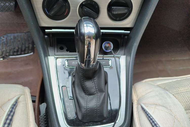Used Volkswagen Lavida 2015 1.6L Automatic Comfort Edition Gear Lever