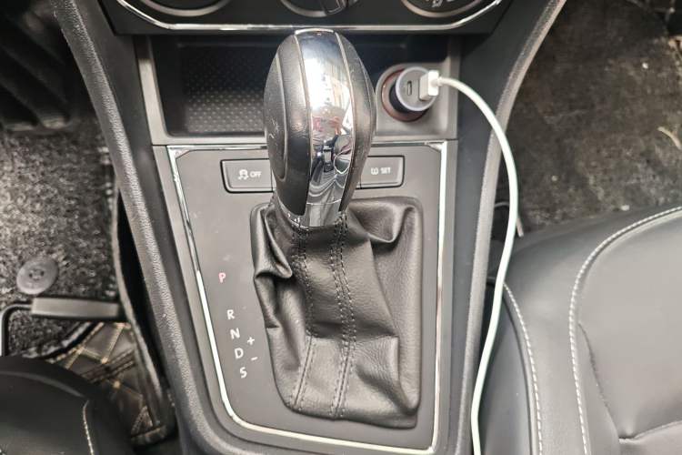 Used Volkswagen Lavida 2015 1.6L Automatic Comfort Edition Gear Lever