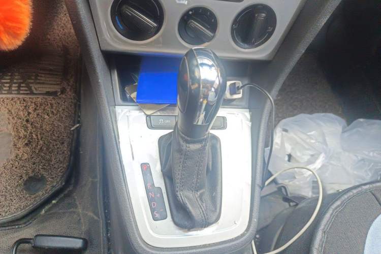 Used Volkswagen Lavida 2015 1.6L Automatic Fashion Edition Gear Lever