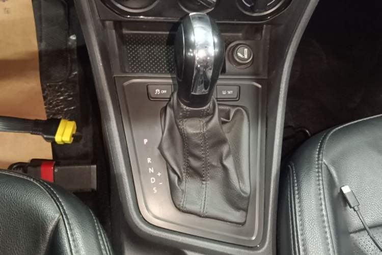 Used Volkswagen Lavida 2015 1.6L Automatic Fashion Edition Gear Lever