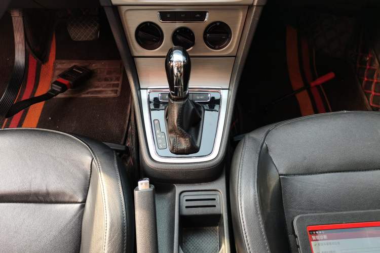 Used Volkswagen Lavida 2015 1.6L Automatic Comfort Edition Gear Lever