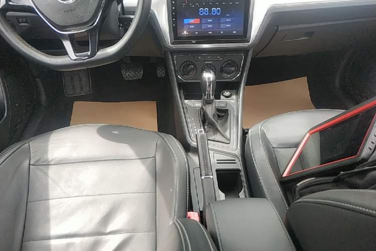 Used Volkswagen Lavida 2015 1.6L Automatic Comfort Edition Gear Lever