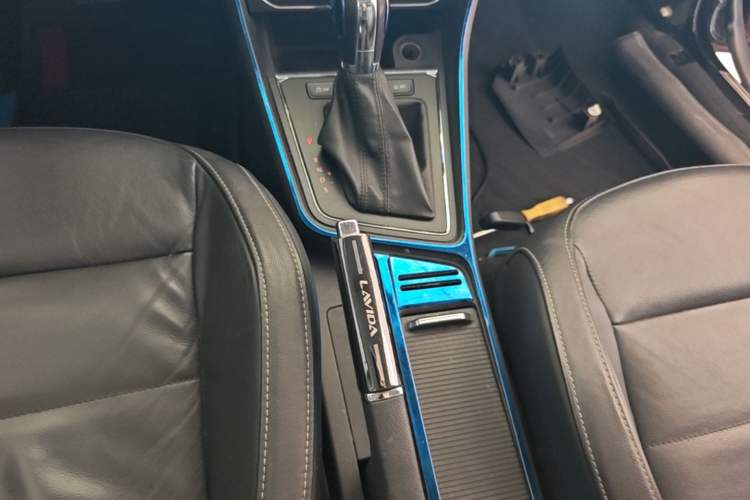 Used Volkswagen Lavida 2015 1.6L Automatic Comfort Edition Gear Lever