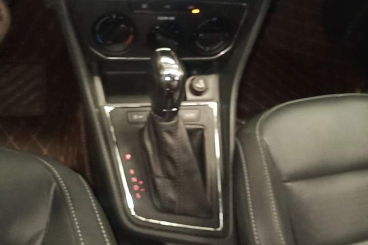 Used Volkswagen Lavida 2015 1.6L Automatic Comfort Edition Gear Lever