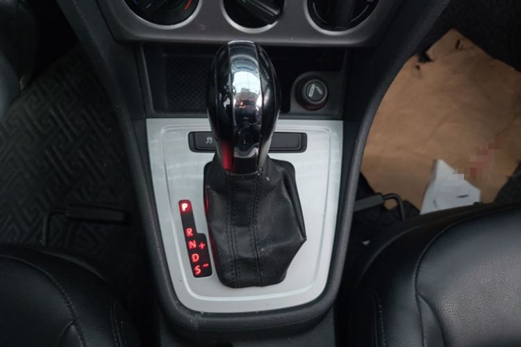 Used Volkswagen Lavida 2015 1.6L Automatic Fashion Edition Gear Lever