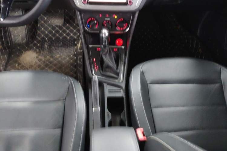 Used Volkswagen Lavida 2015 1.6L Automatic Comfort Edition Gear Lever