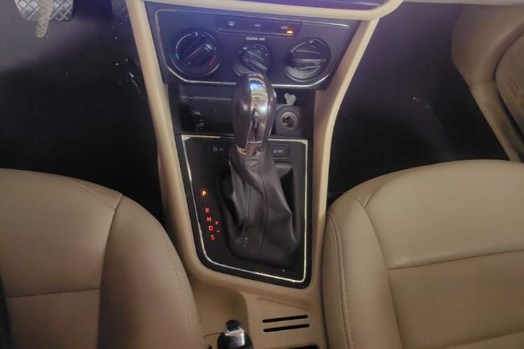 Used Volkswagen Lavida 2015 230TSI DSG Comfort Edition Gear Lever
