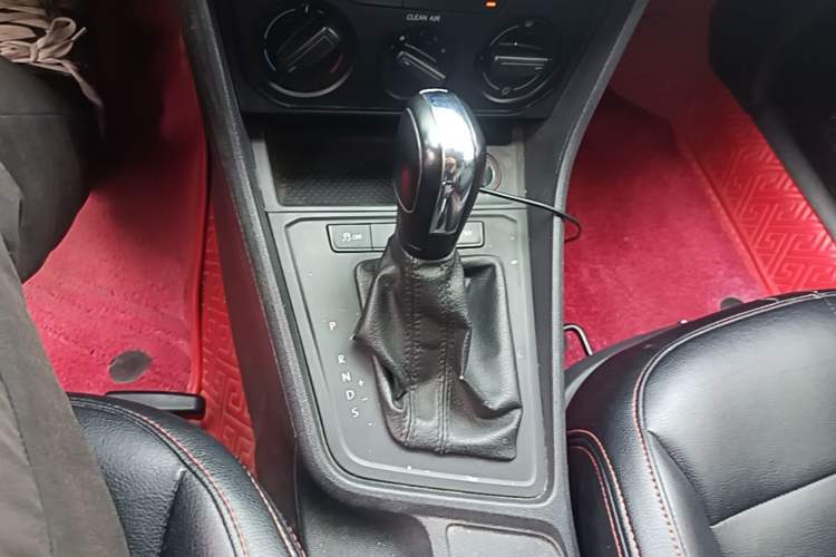 Used Volkswagen Lavida 2015 1.6L Automatic Fashion Edition Gear Lever