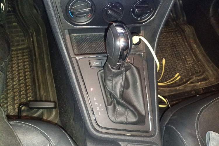 Used Volkswagen Lavida 2015 1.6L Automatic Comfort Edition Gear Lever