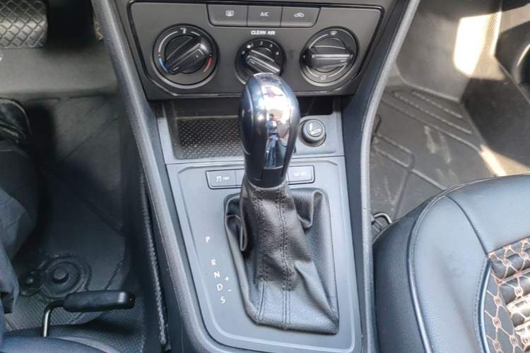 Used Volkswagen Lavida 2015 1.6L Automatic Fashion Edition Gear Lever