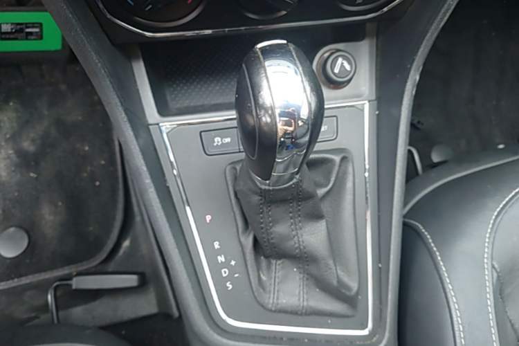 Used Volkswagen Lavida 2015 1.6L Automatic Comfort Edition Gear Lever