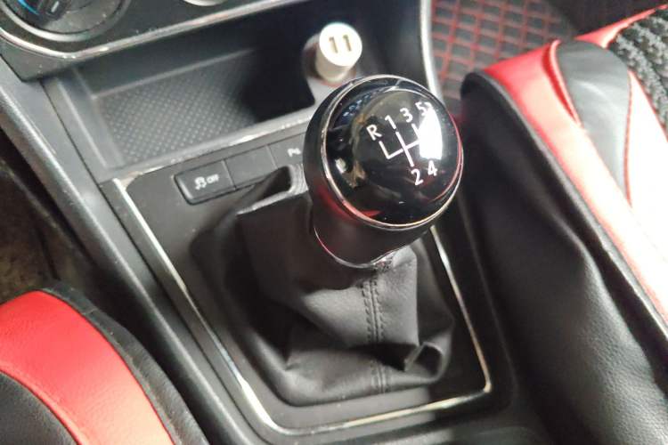 Used Volkswagen Lavida 2015 1.6L Manual Comfort Edition Gear Lever