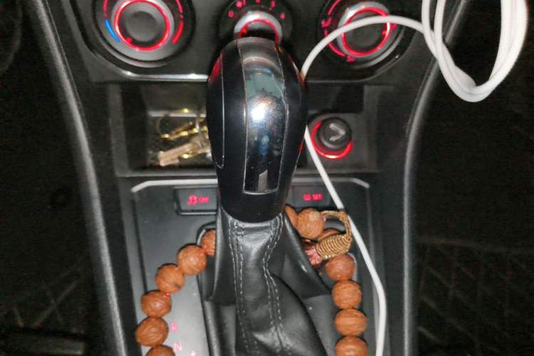Used Volkswagen Lavida 2015 1.6L Automatic Fashion Edition Gear Lever