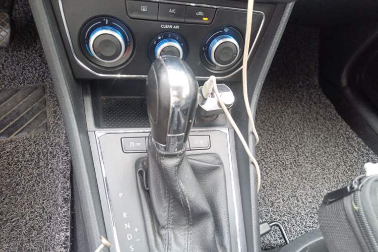 Used Volkswagen Lavida 2015 1.6L Automatic Comfort Edition Gear Lever