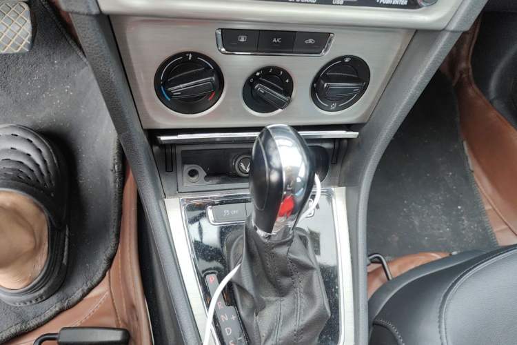 Used Volkswagen Lavida 2015 1.6L Automatic Comfort Edition Gear Lever