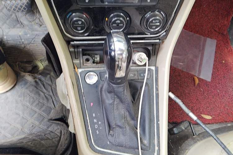 Used Volkswagen Lavida 2015 1.6L Automatic Luxury Edition Gear Lever