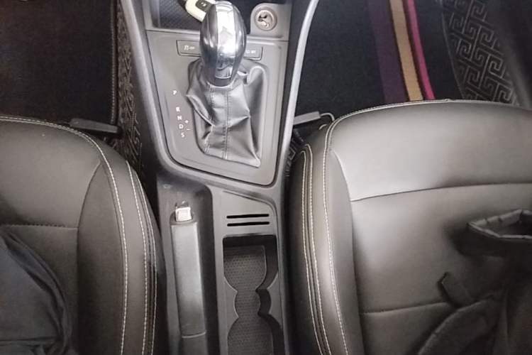 Used Volkswagen Lavida 2015 1.6L Automatic Fashion Edition Gear Lever
