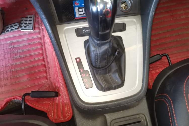 Used Volkswagen Lavida 2015 1.6L Automatic Fashion Edition Gear Lever