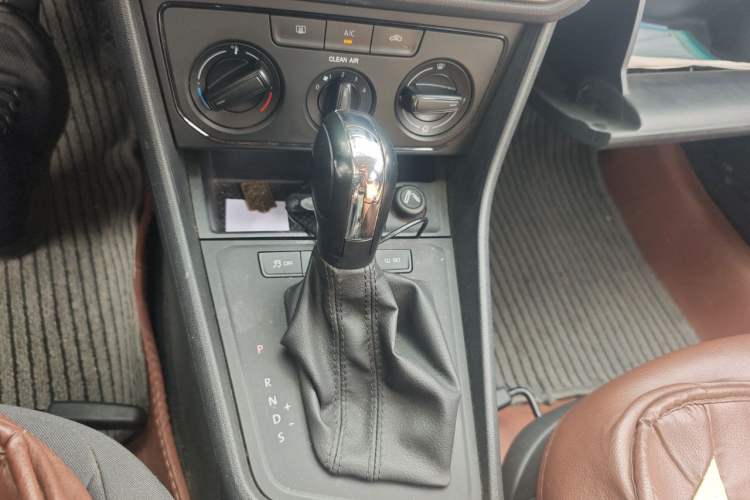 Used Volkswagen Lavida 2015 1.6L Automatic Fashion Edition Gear Lever