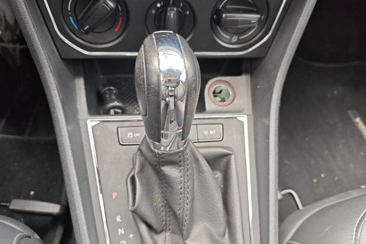 Used Volkswagen Lavida 2015 1.6L Automatic Comfort Edition Gear Lever