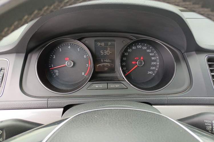 Used Volkswagen Lavida 2015 1.6L Automatic Comfort Edition Instrument Cluster