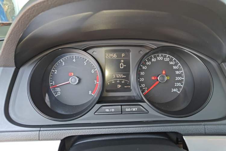 Used Volkswagen Lavida 2015 1.6L Automatic Fashion Edition Instrument Cluster