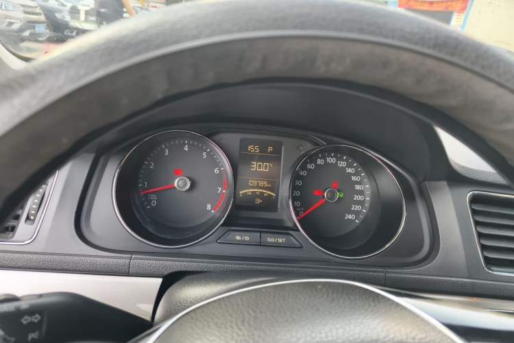 Used Volkswagen Lavida 2015 1.6L Automatic Comfort Edition Instrument Cluster