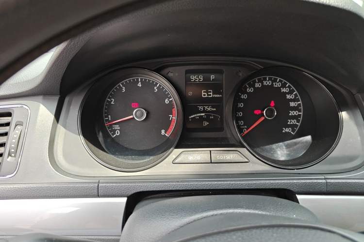 Used Volkswagen Lavida 2015 1.6L Automatic Fashion Edition Instrument Cluster