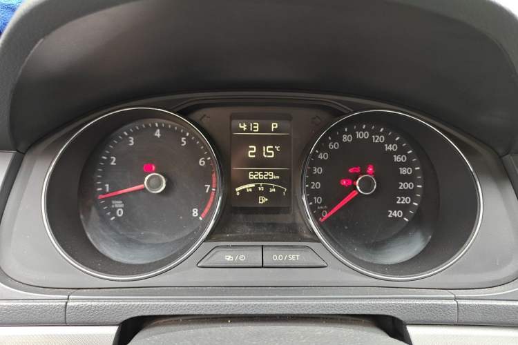 Used Volkswagen Lavida 2015 1.6L Automatic Comfort Edition Instrument Cluster