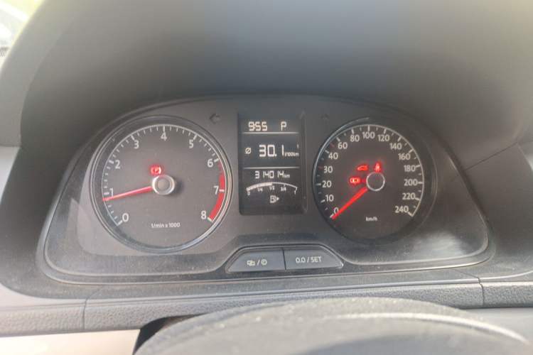 Used Volkswagen Lavida 2015 1.6L Automatic Fashion Edition Instrument Cluster