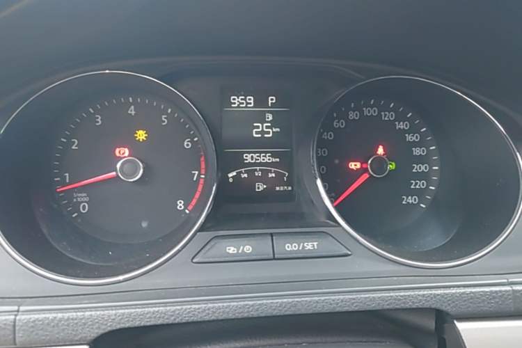 Used Volkswagen Lavida 2015 1.6L Automatic Comfort Edition Instrument Cluster
