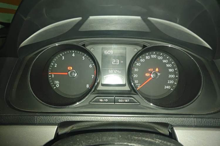 Used Volkswagen Lavida 2015 1.6L Manual Comfort Edition Instrument Cluster