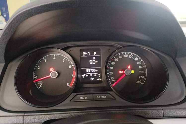 Used Volkswagen Lavida 2015 1.6L Automatic Fashion Edition Instrument Cluster