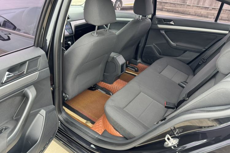 Used Volkswagen Lavida 2015 1.6L Automatic Fashion Edition Interior 1