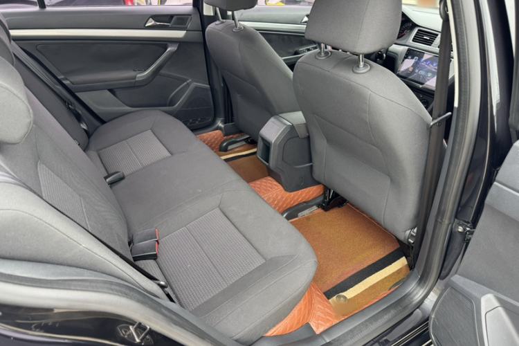 Used Volkswagen Lavida 2015 1.6L Automatic Fashion Edition Interior 2