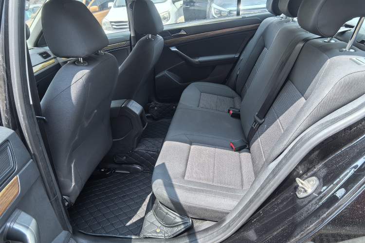 Used Volkswagen Lavida 2015 1.6L Automatic Fashion Edition Interior 2