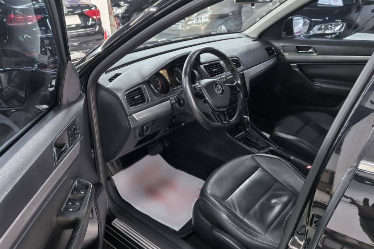 Used Volkswagen Lavida 2015 1.6L Automatic Comfort Edition Interior 2