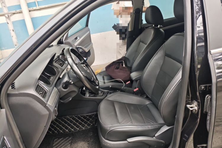 Used Volkswagen Lavida 2015 1.6L Automatic Comfort Edition Interior 2