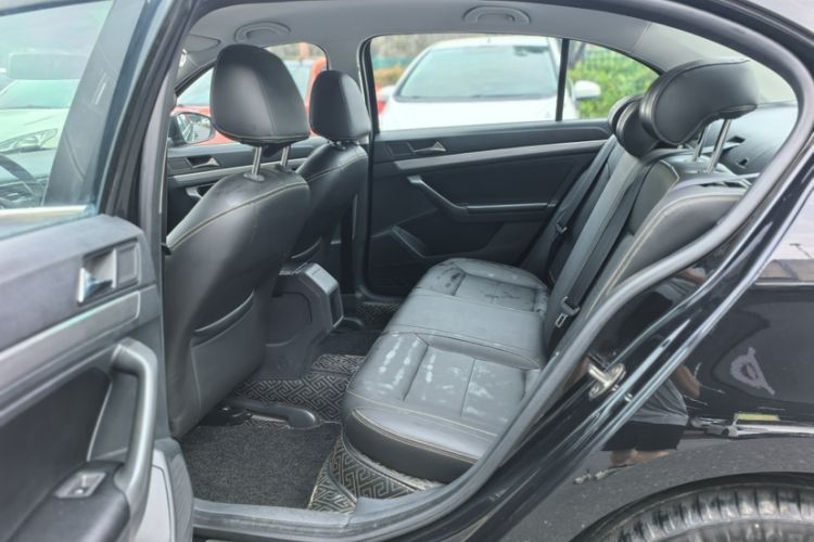 Used Volkswagen Lavida 2015 1.6L Automatic Fashion Edition Interior 2