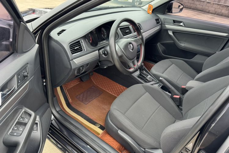 Used Volkswagen Lavida 2015 1.6L Automatic Fashion Edition Interior 3