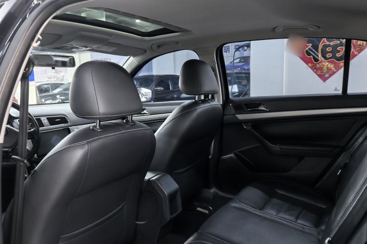 Used Volkswagen Lavida 2015 1.6L Automatic Comfort Edition Interior 3