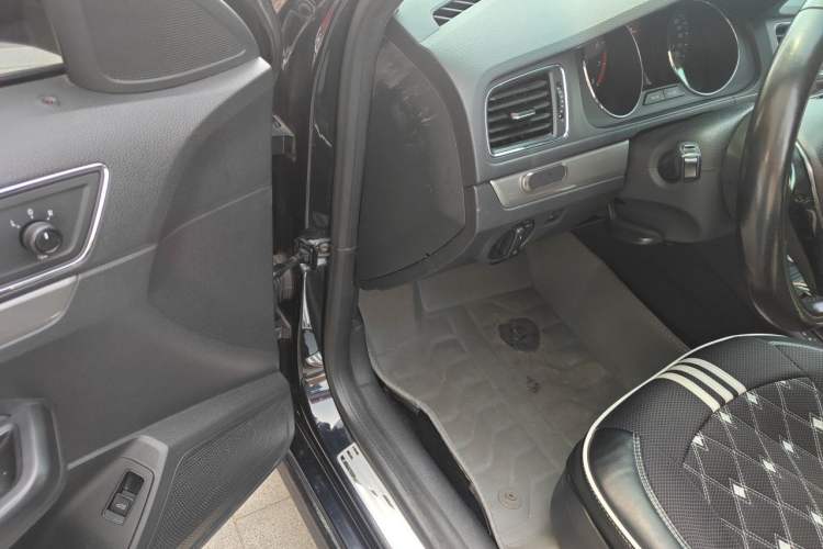 Used Volkswagen Lavida 2015 1.6L Automatic Comfort Edition Interior 3